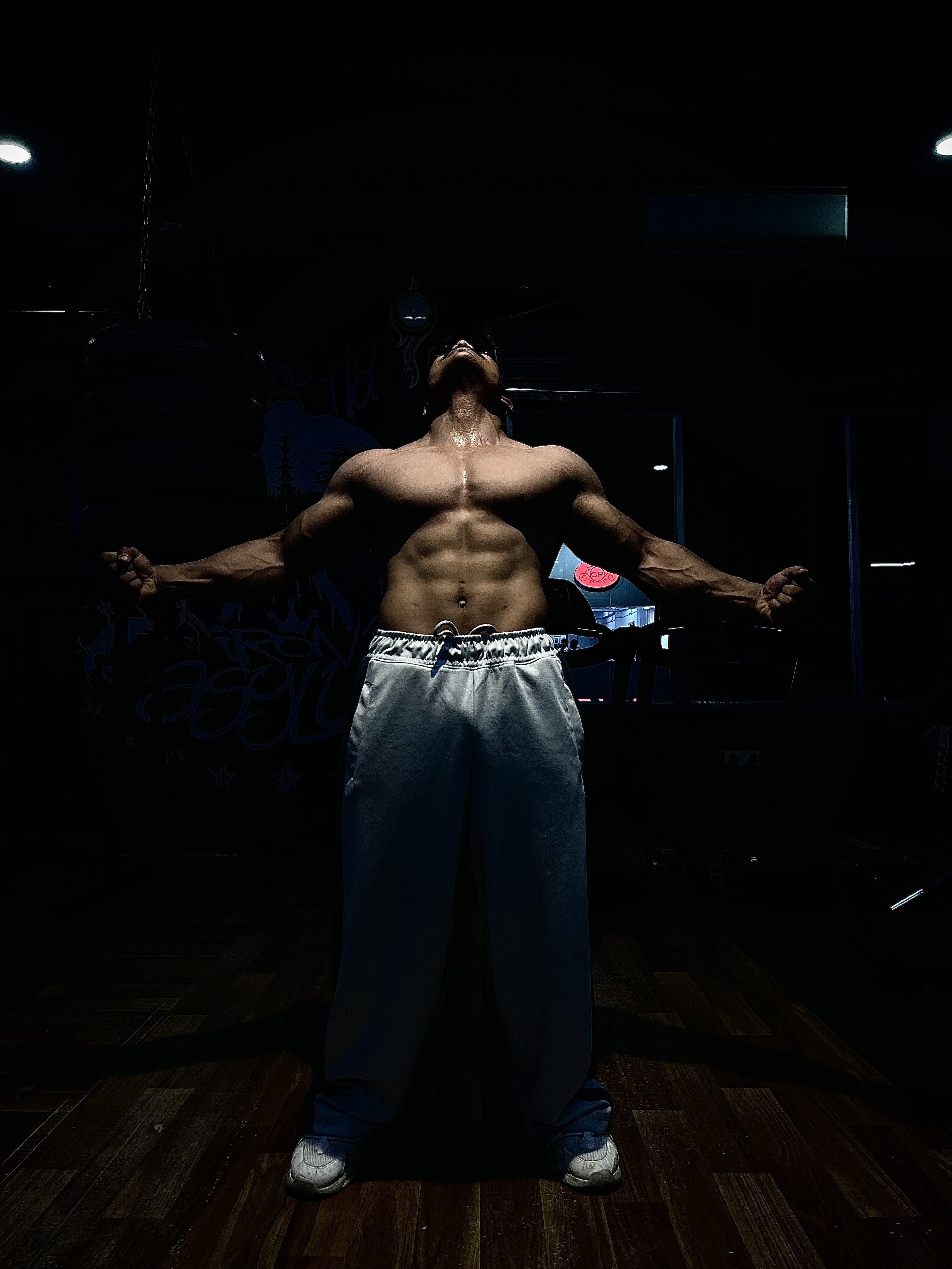 Personal trainer in Gaya helping client with weight loss at ICon Fitness Gym